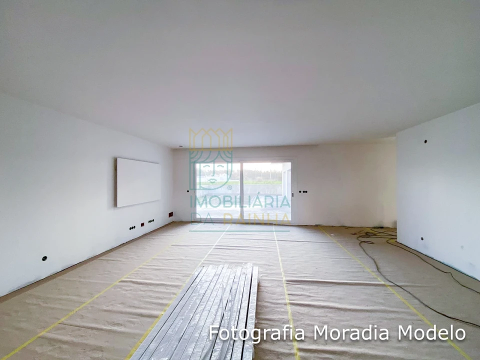 Moradia T5 para Venda em Tornada e Salir do Porto Foto 3