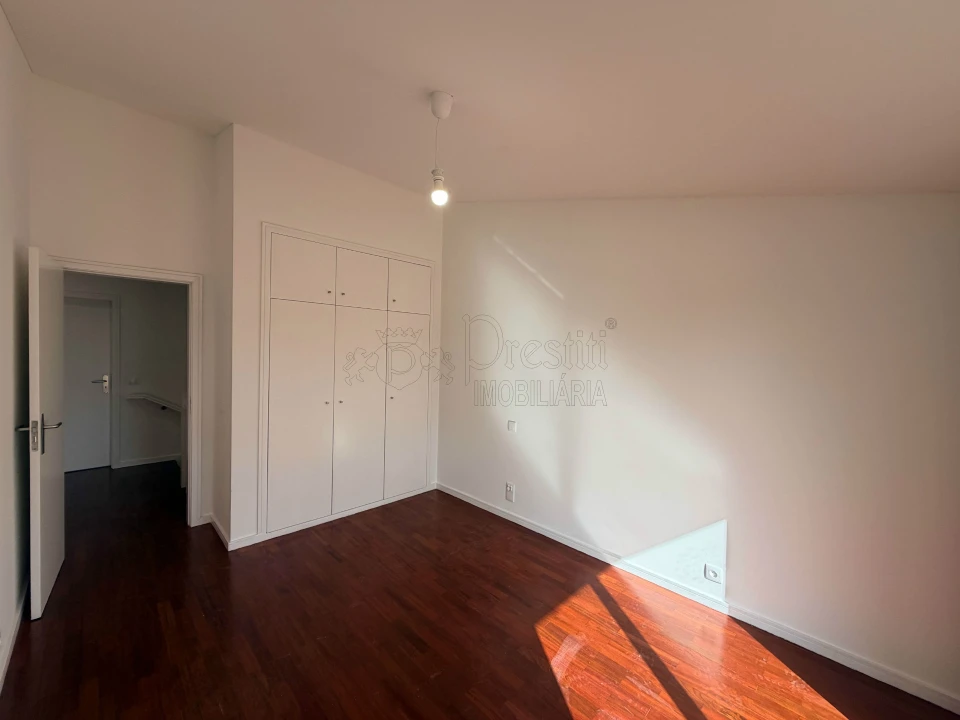 Apartamento T3 para Arrendamento em Creixomil Foto 23