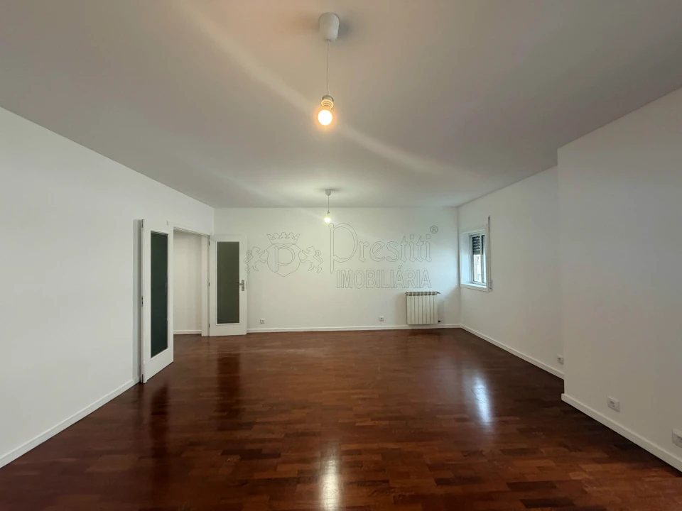Apartamento T3 para Arrendamento em Creixomil Foto 5