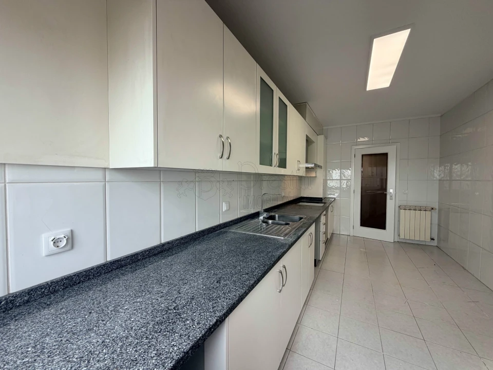 Apartamento T3 para Arrendamento em Creixomil Foto 9