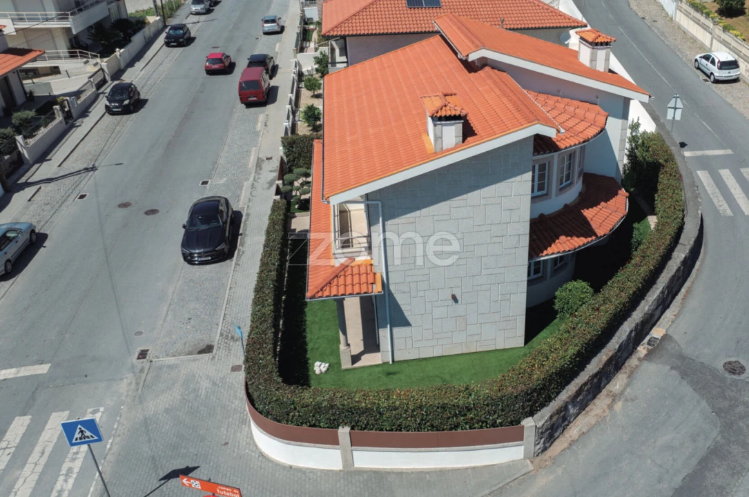 Moradia T3 para Venda em Infias Foto 4