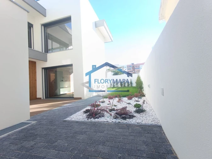 Moradia T4 para Venda em São Domingos de Rana Foto 17