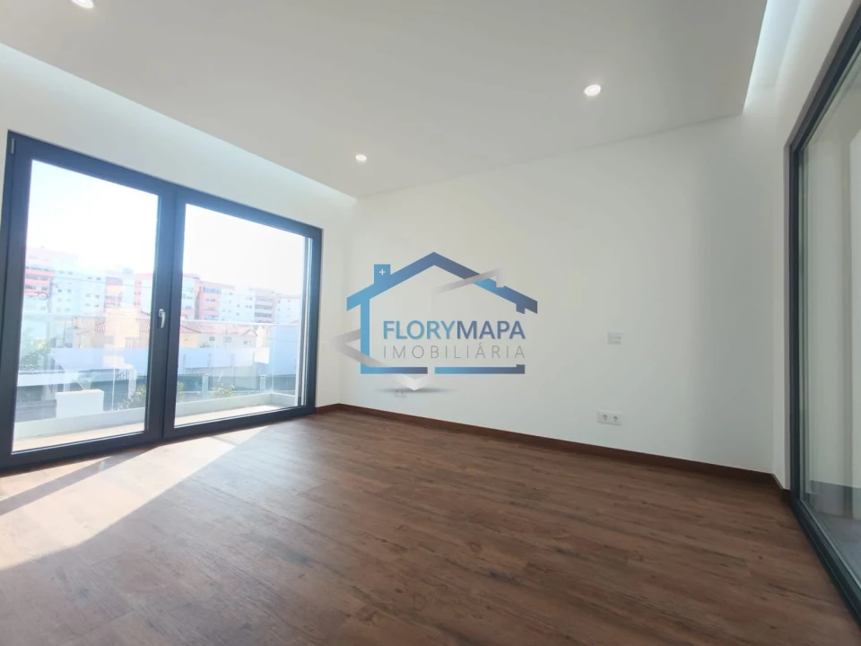 Moradia T4 para Venda em São Domingos de Rana Foto 38