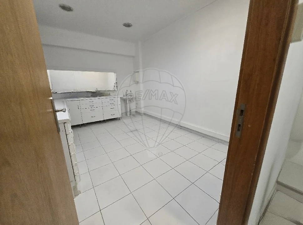 Loja para Venda em Almada, Cova da Piedade, Pragal e Cacilhas Foto 3