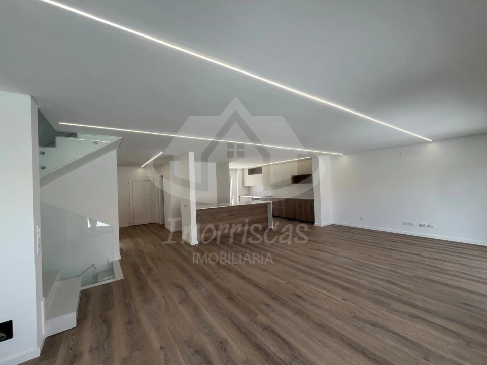 Moradia T4 para Venda em Santa Iria de Azoia, São João da Talha e Bobadela Foto 4