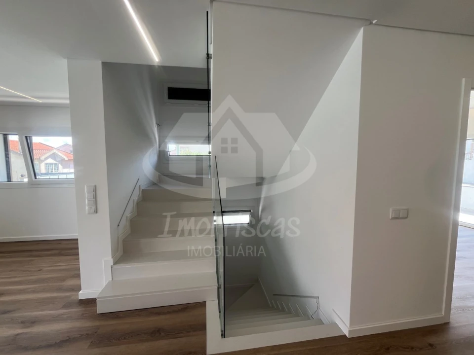 Moradia T4 para Venda em Santa Iria de Azoia, São João da Talha e Bobadela Foto 9
