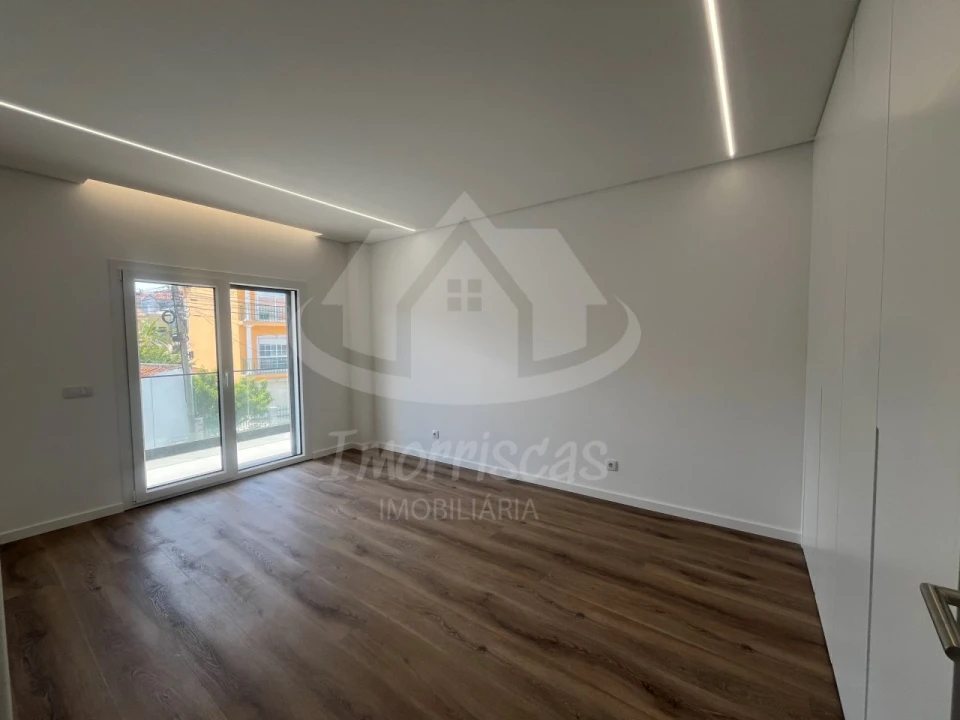 Moradia T4 para Venda em Santa Iria de Azoia, São João da Talha e Bobadela Foto 13