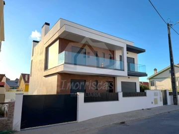 Moradia T4 para Venda em Santa Iria de Azoia, São João da Talha e Bobadela