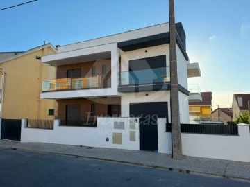 Moradia T4 para Venda em Santa Iria de Azoia, São João da Talha e Bobadela