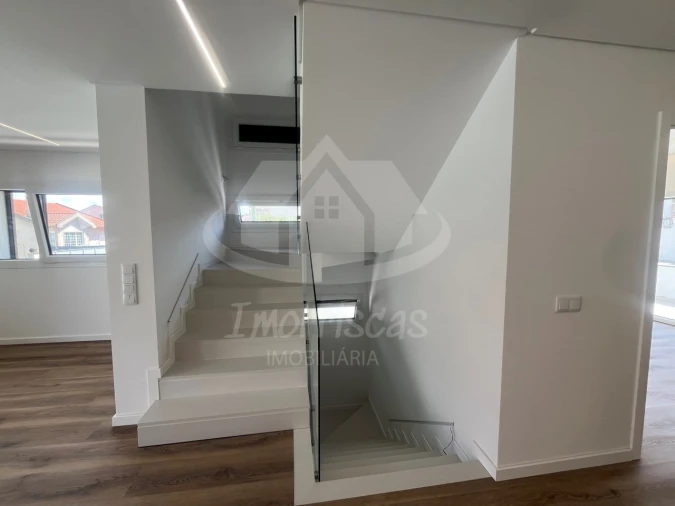 Moradia T4 para Venda em Santa Iria de Azoia, São João da Talha e Bobadela Foto 9
