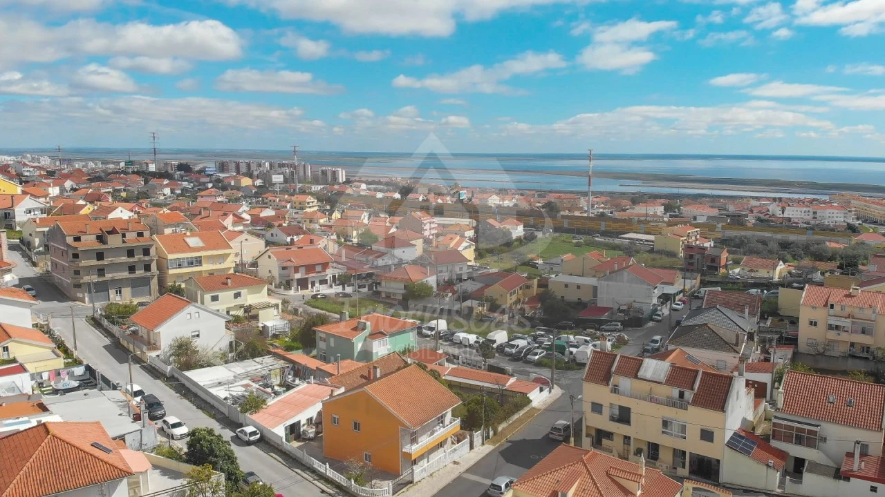 Moradia T5 para Venda em Santa Iria de Azoia, São João da Talha e Bobadela Foto 46