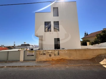 Moradia T4 para Venda em Santa Iria de Azoia, São João da Talha e Bobadela