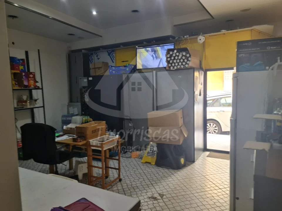 Loja para Cedência de Quotas em Póvoa de Santa Iria e Forte da Casa Foto 3