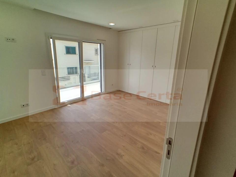 Moradia T4 para Venda em Pontinha e Famões Foto 5