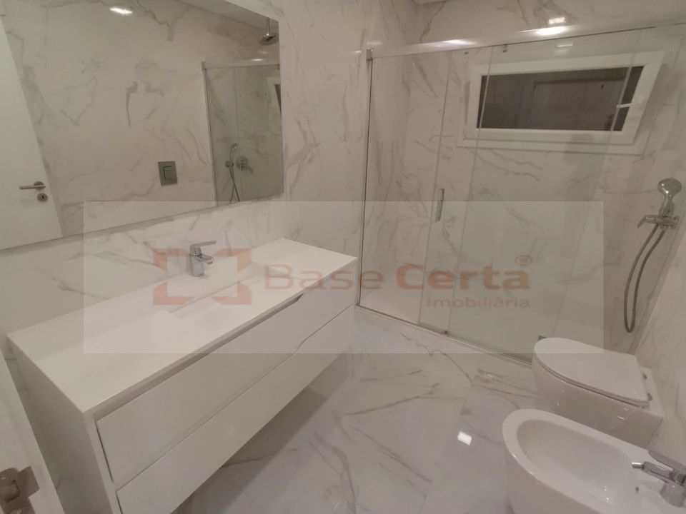 Moradia T4 para Venda em Pontinha e Famões Foto 6