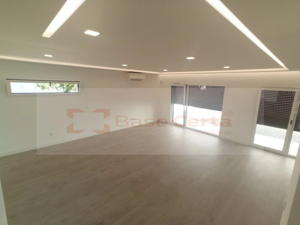 Moradia T4 para Venda em Pontinha e Famões Foto 13