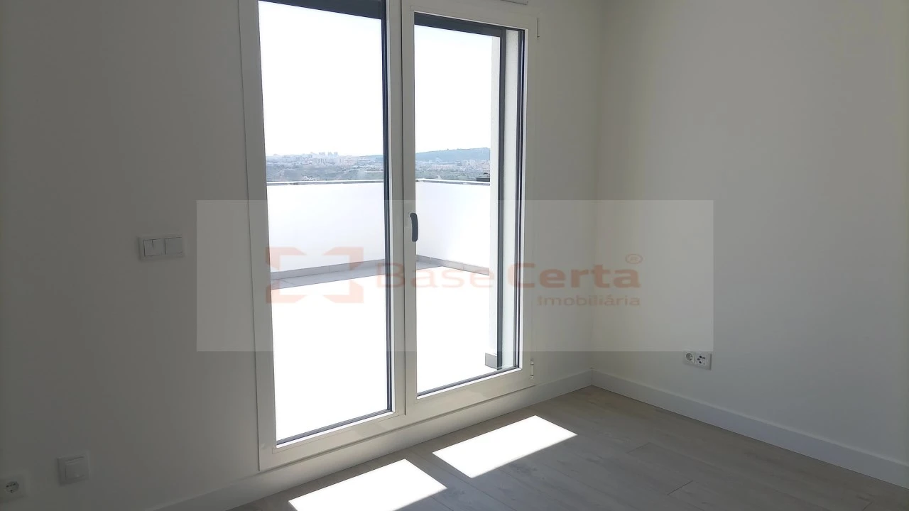 Moradia T4 para Venda em Pontinha e Famões Foto 17