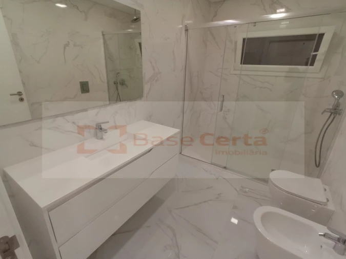 Moradia T4 para Venda em Pontinha e Famões Foto 6