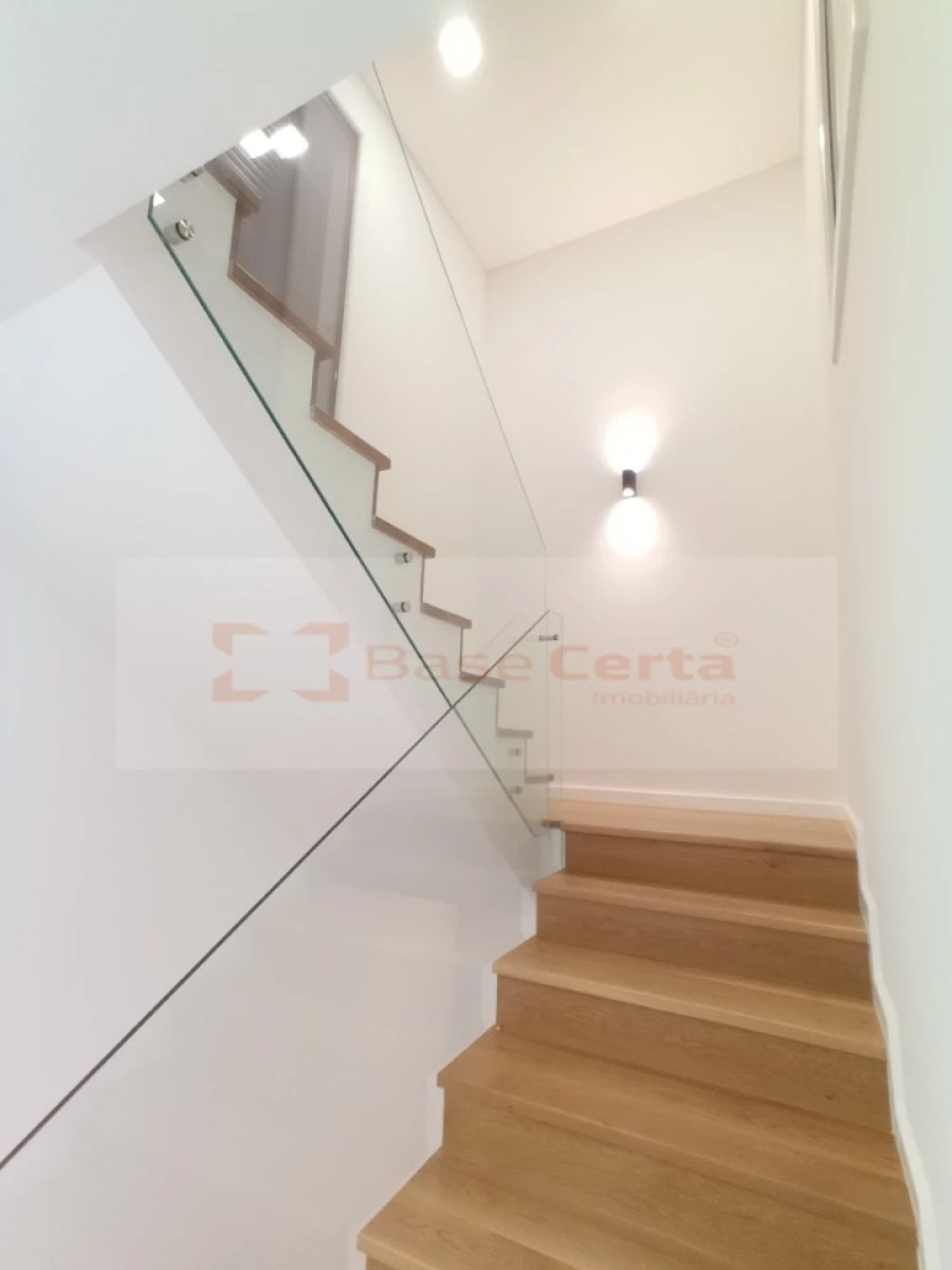 Moradia T4 para Venda em Pontinha e Famões Foto 7