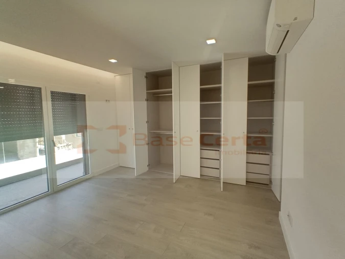 Moradia T4 para Venda em Pontinha e Famões Foto 15