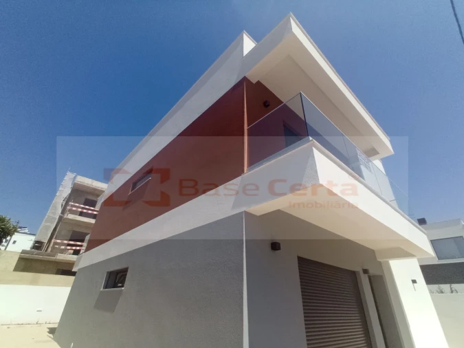 Moradia T4 para Venda em Pontinha e Famões Foto 16