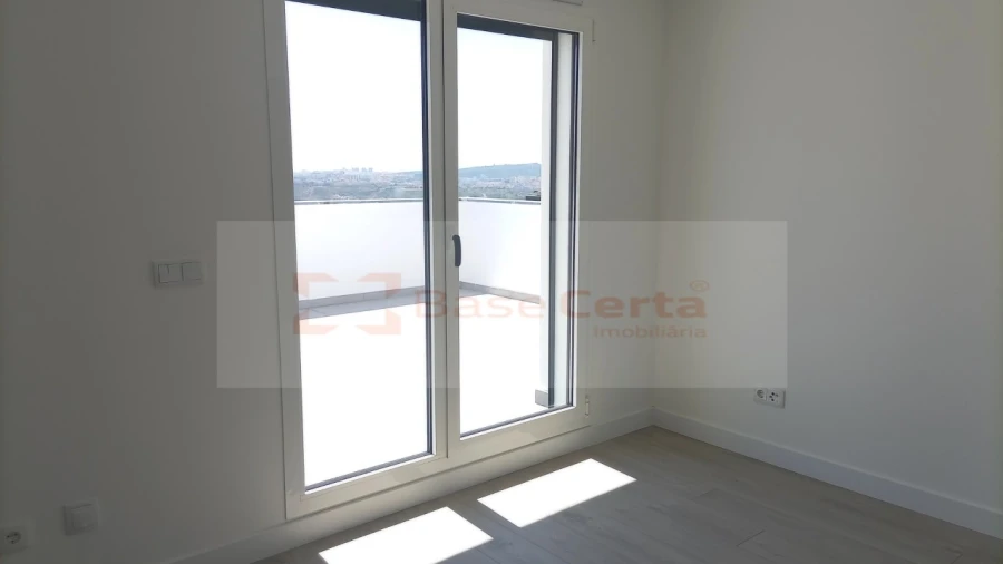 Moradia T4 para Venda em Pontinha e Famões Foto 17