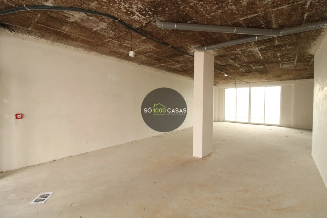 Loja para Venda em Santo António dos Cavaleiros e Frielas Foto 3