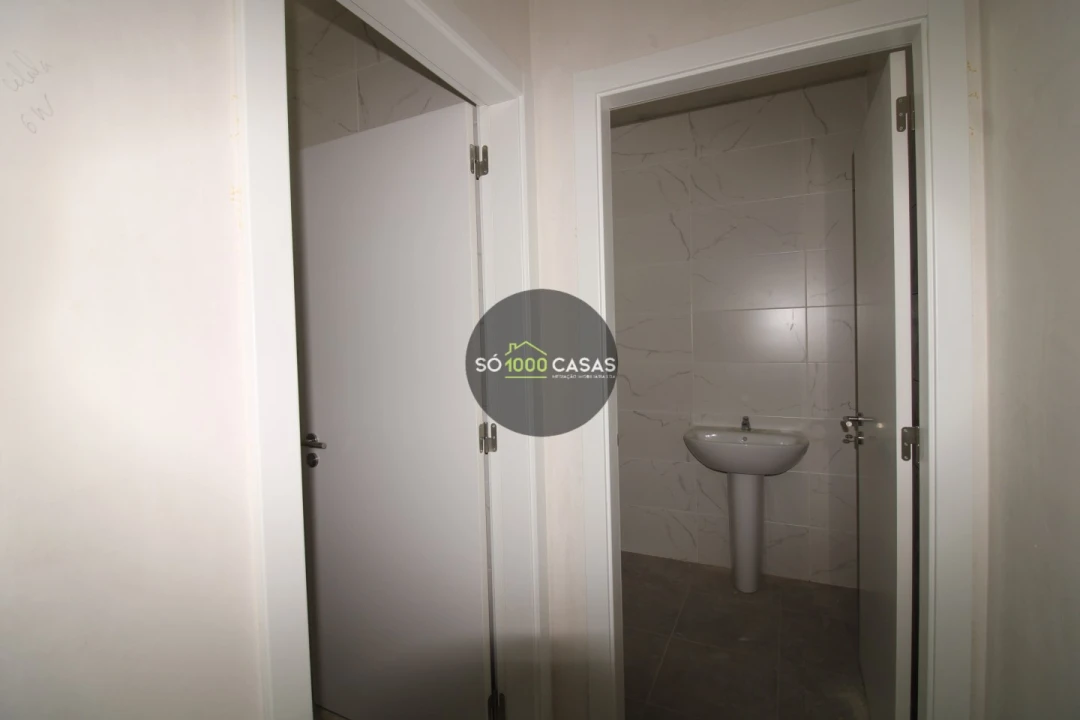 Loja para Venda em Santo António dos Cavaleiros e Frielas Foto 5