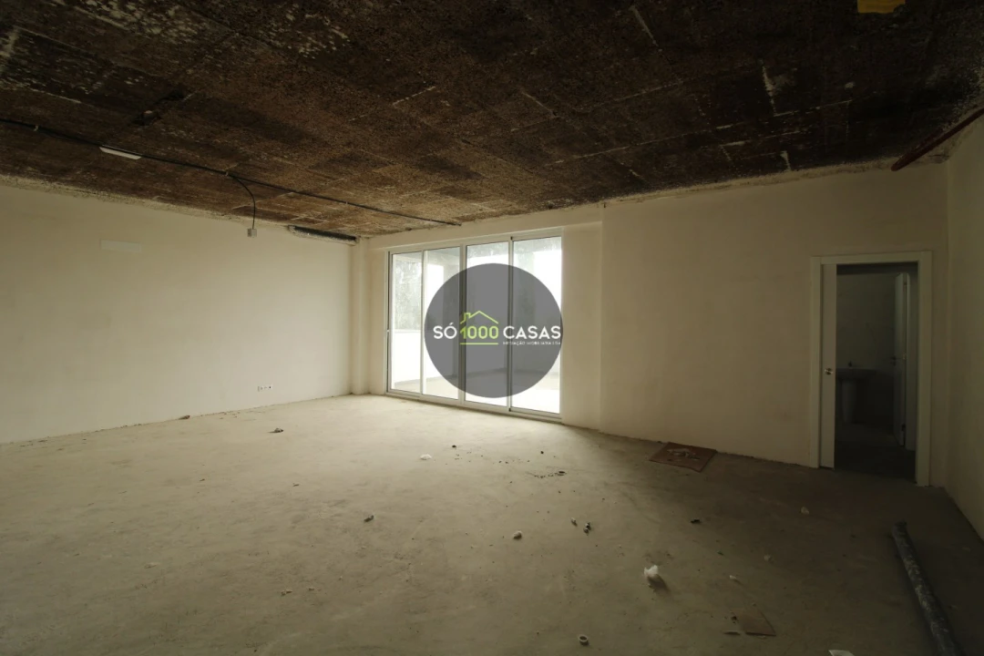 Loja para Venda em Santo António dos Cavaleiros e Frielas Foto 6