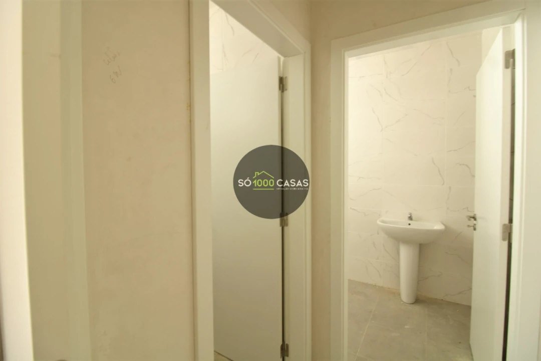 Loja para Venda em Santo António dos Cavaleiros e Frielas Foto 8