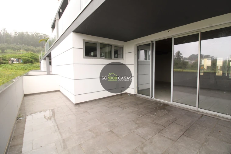 Loja para Venda em Santo António dos Cavaleiros e Frielas