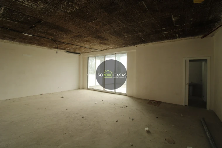 Loja para Venda em Santo António dos Cavaleiros e Frielas Foto 6