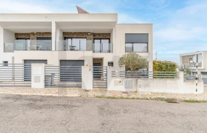 Moradia T4 para Venda em Charneca de Caparica e Sobreda
