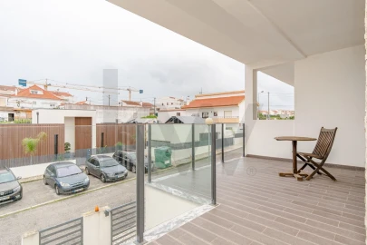 Moradia T4 para Venda em Charneca de Caparica e Sobreda