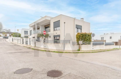 Moradia T4 para Venda em Charneca de Caparica e Sobreda