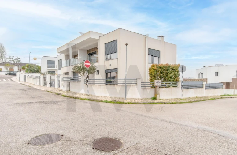 Moradia T4 para Venda em Charneca de Caparica e Sobreda Foto 51