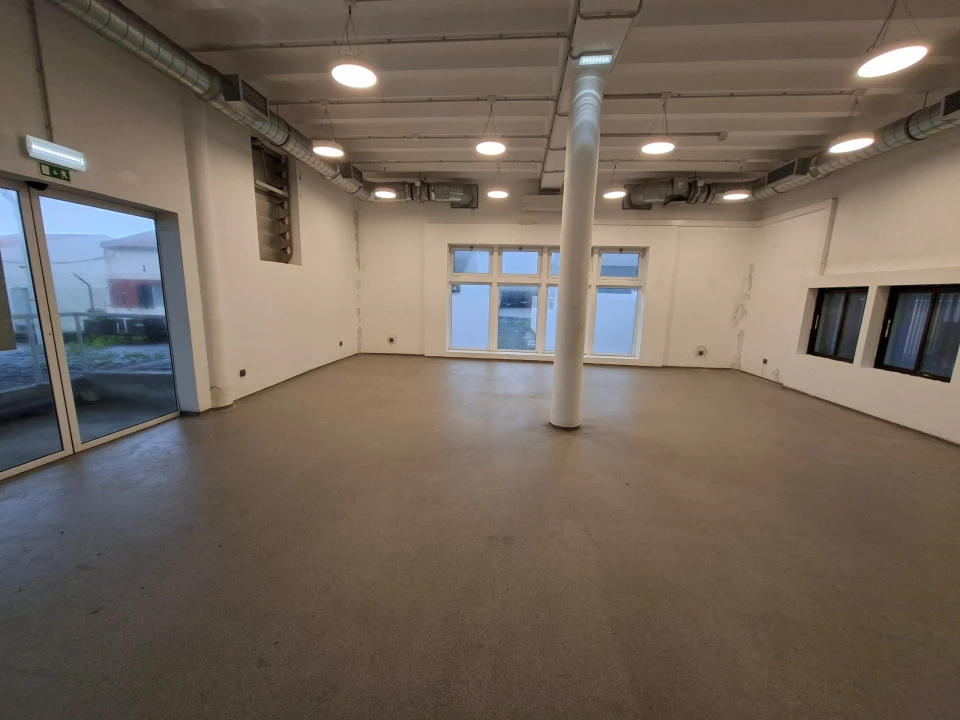 Negócio para Arrendamento em Arrifes Foto 3