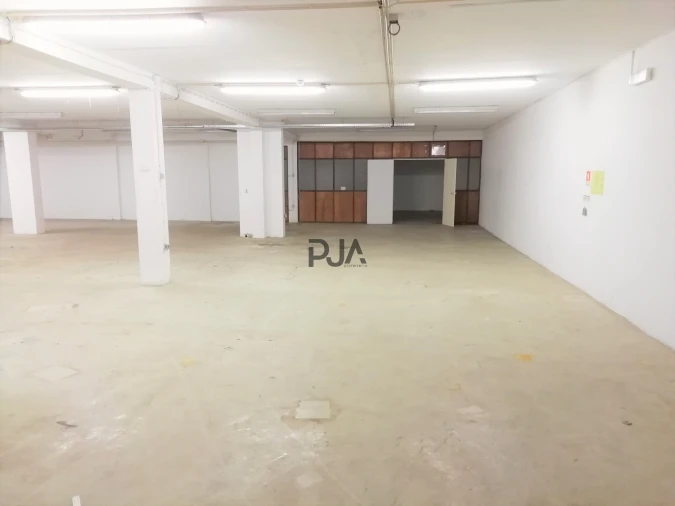 Armazém para Arrendamento em Repeses e São Salvador Foto 1