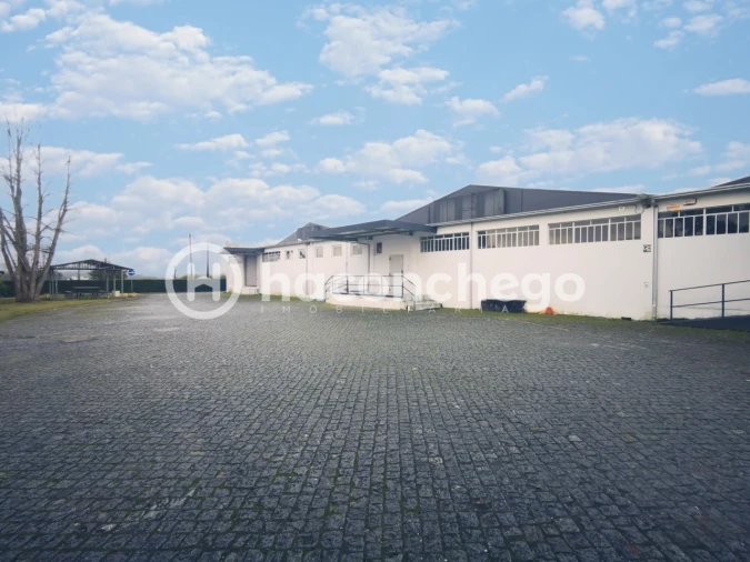 Armazém para Arrendamento em Lijo