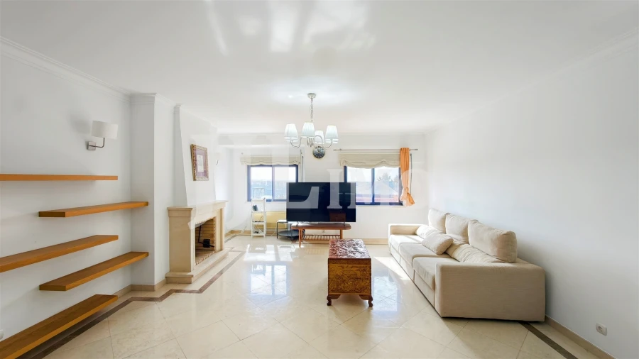 Apartamento T4 para Arrendamento em Alfragide