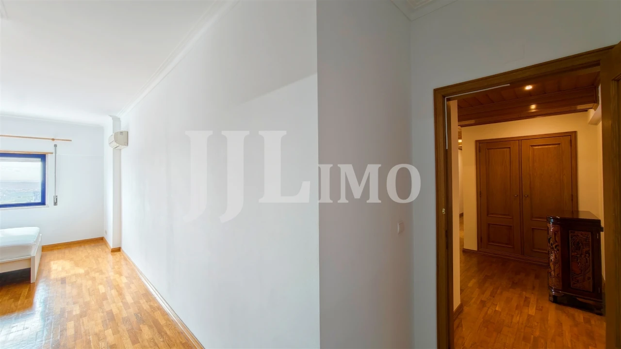 Apartamento T4 para Arrendamento em Alfragide Foto 20