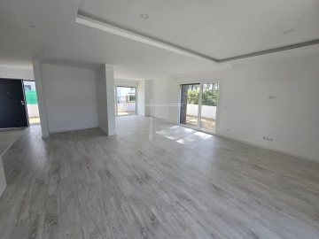 Moradia T3 para Venda em Charneca de Caparica e Sobreda