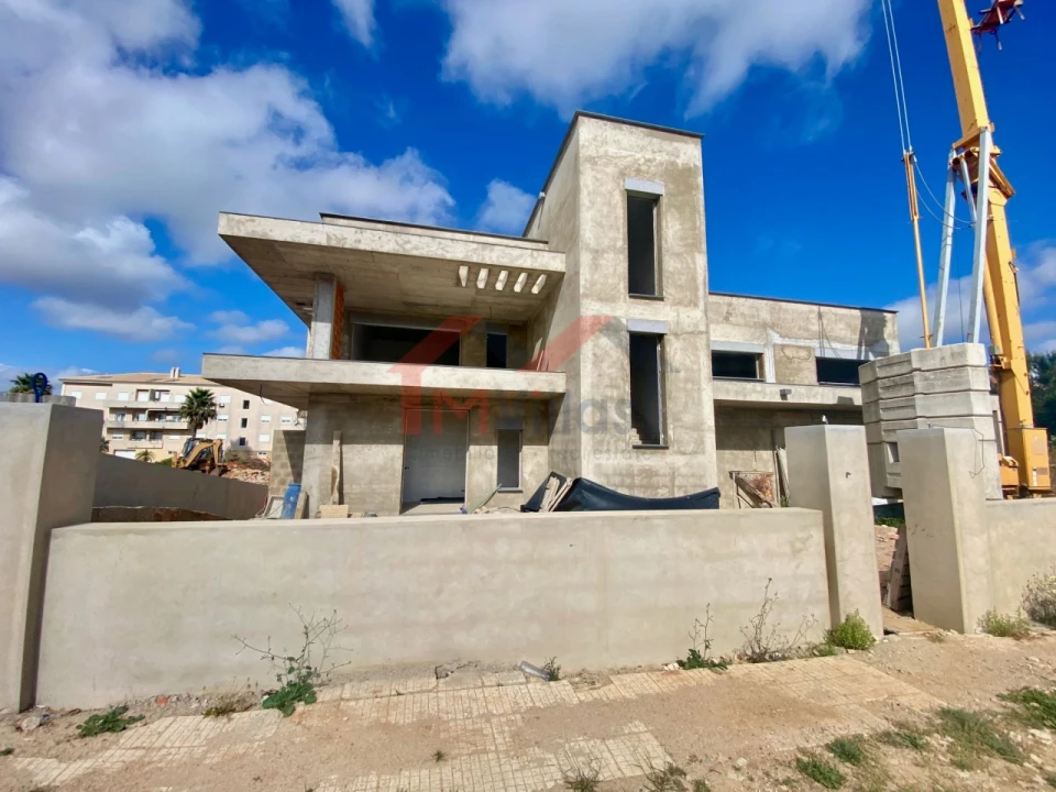 Moradia T4 para Venda em Quelfes Foto 1