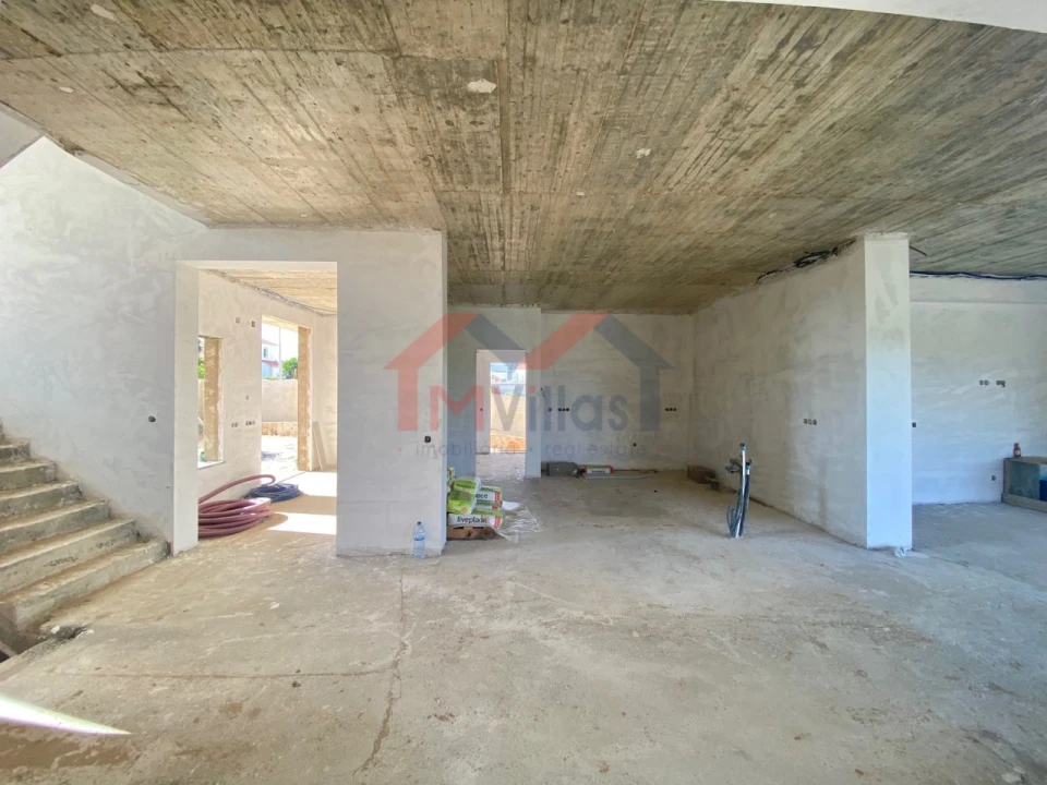 Moradia T4 para Venda em Quelfes Foto 5