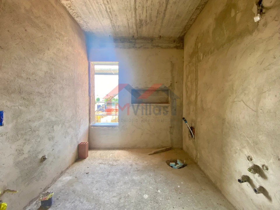 Moradia T4 para Venda em Quelfes Foto 17