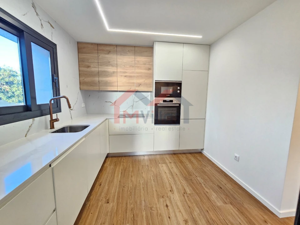 Moradia T3 para Venda em Loule (São Sebastião) Foto 6