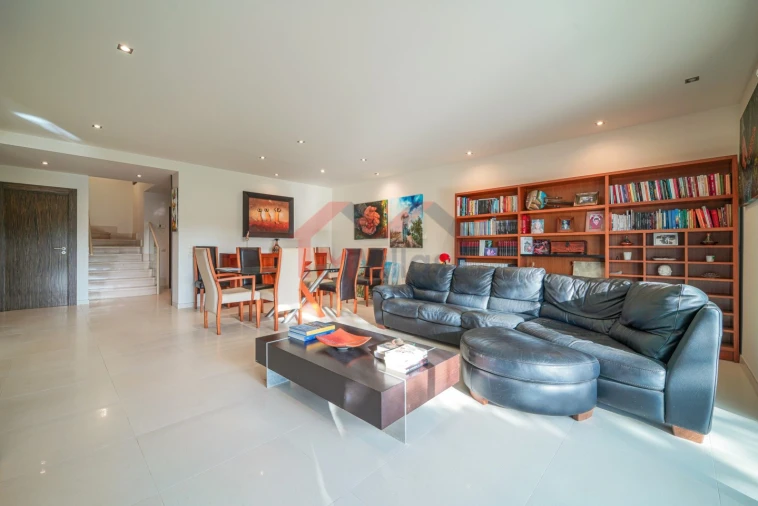 Moradia T5 para Venda em Guia Foto 3