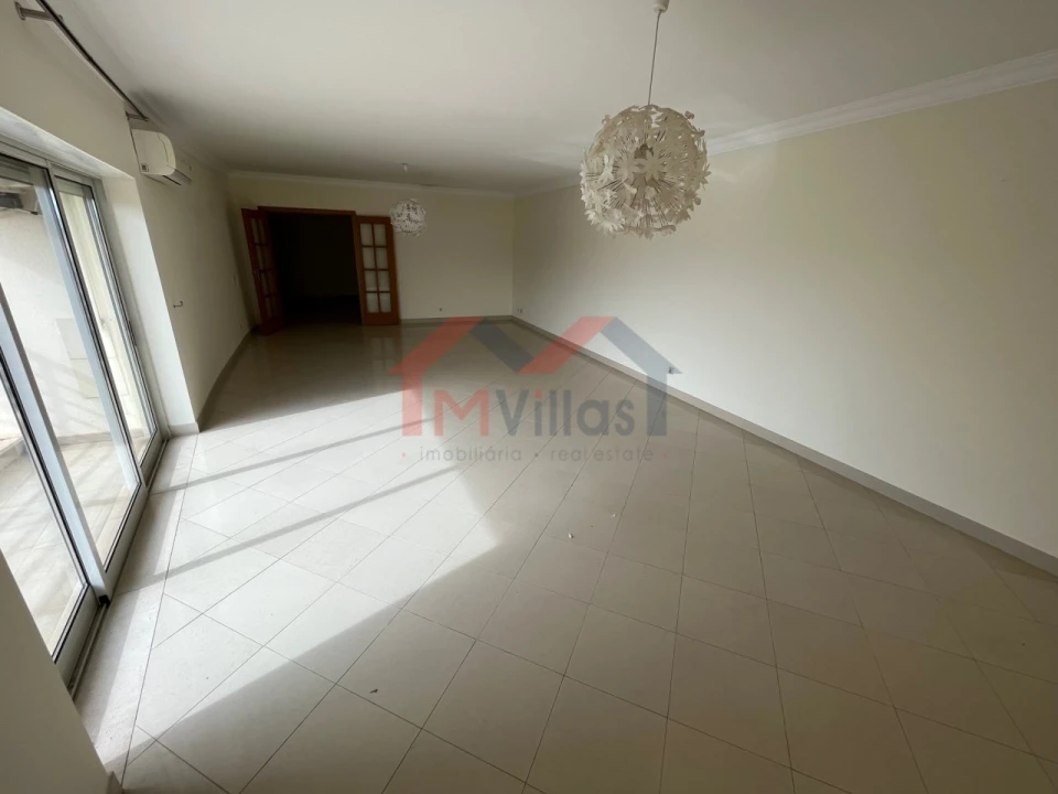 Apartamento T3 para Venda em Quarteira Foto 2