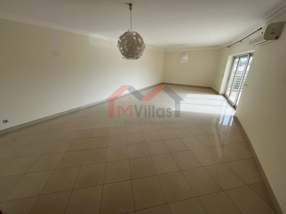 Apartamento T3 para Venda em Quarteira Foto 3