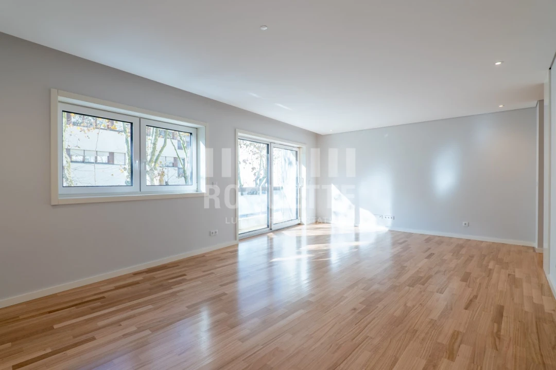 Apartamento T3 para Venda em Aldoar, Foz do Douro e Nevogilde Foto 1